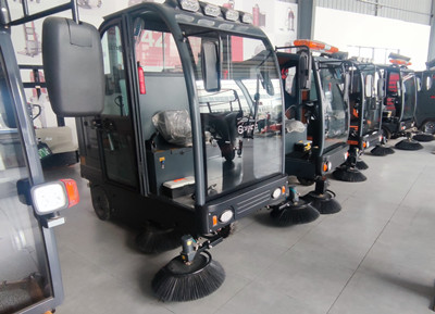 工廠(chǎng)車(chē)間粉塵問(wèn)題嚴(yán)重可以用掃地車(chē)來(lái)解決