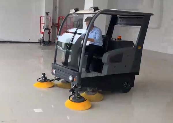 電動(dòng)掃地車廠家哪家好？?jī)r(jià)格怎么樣